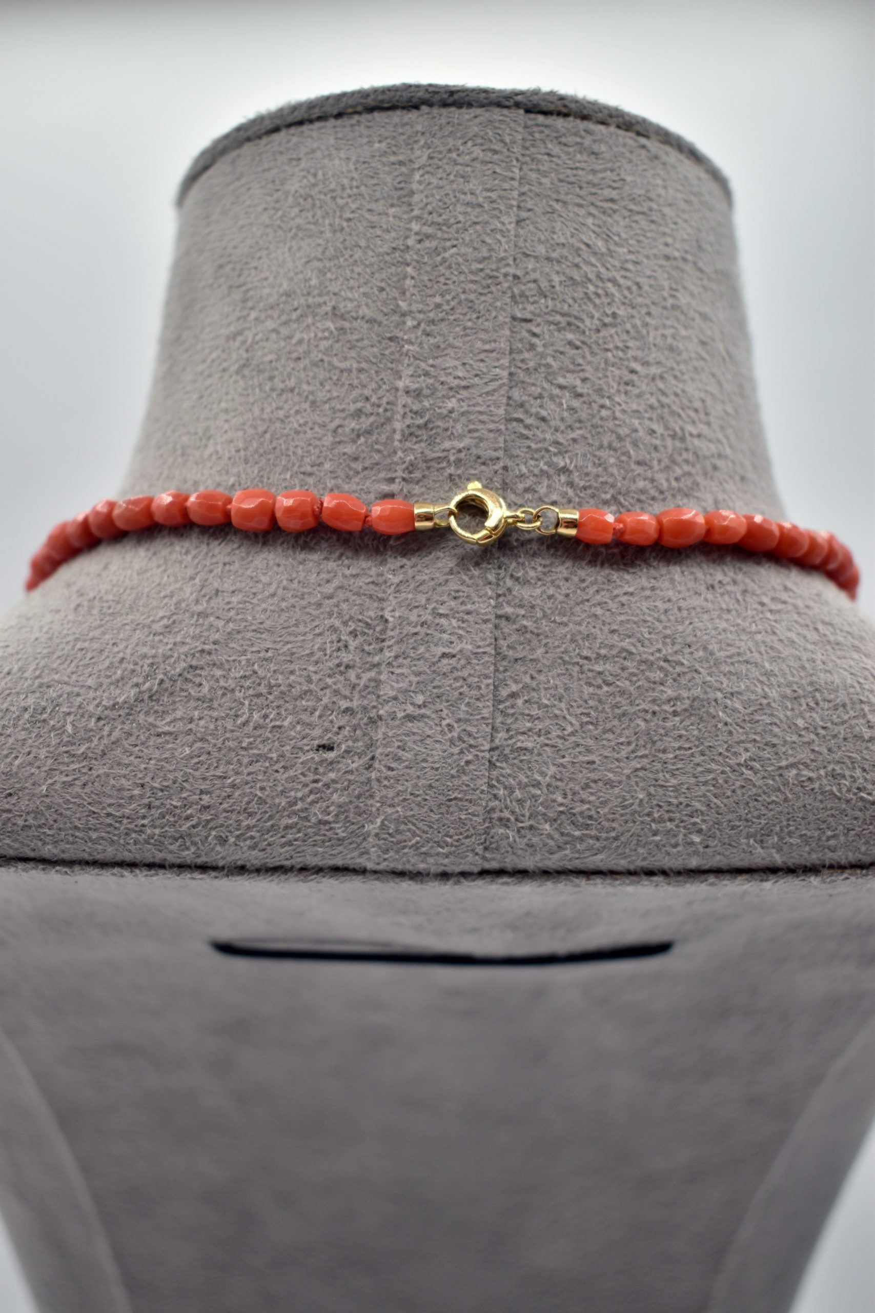 Collana in Corallo Sciacca con Barilotti e Chiusura in Oro (Vista 2) | Gioielleria Patricia Oro Splendida Collana in Corallo Sciacca con chiusura in oro, un gioiello made in italy di Patricia Oro Creations, perfetto per un regalo prezioso. (Vista 2)