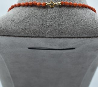 Collana in Corallo Sciacca con sassi e chiusura in oro, un gioiello made in italy di Patricia Oro Creations, perfetto per un'idea regalo preziosa. (Vista 2)