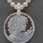 Splendida collana di perle con cammeo, un gioiello di lusso perfetto per un'occasione speciale. (Vista 2)