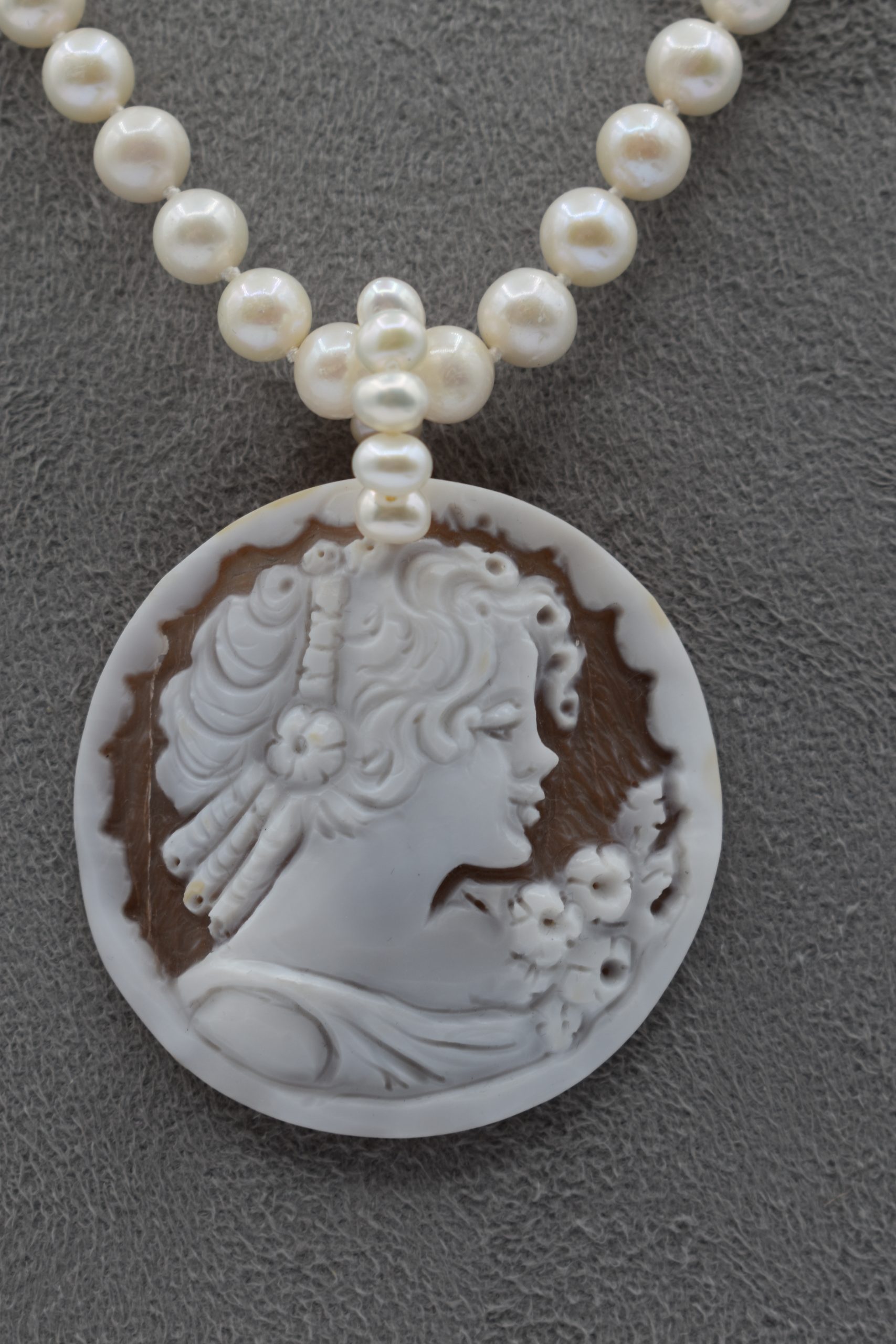 Splendida collana di perle con cammeo, un gioiello di lusso perfetto per un'occasione speciale. (Vista 2)