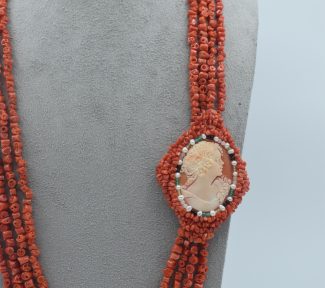 Splendida collana da donna con corallo e cammeo, un gioiello made in italy di Patricia Oro Creations, perfetto per un'idea regalo preziosa. (Vista 2)
