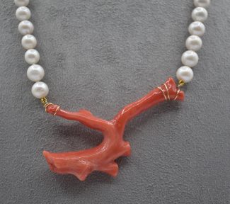 Splendida collana da donna con perle e corallo, un gioiello made in italy di Patricia Oro Creations, perfetto per un'idea regalo preziosa. (Vista 2)