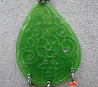 Splendida collana da donna in corallo e giada verde, un gioiello made in italy di Patricia Oro Creations, perfetto per un'idea regalo preziosa. (Vista 2)