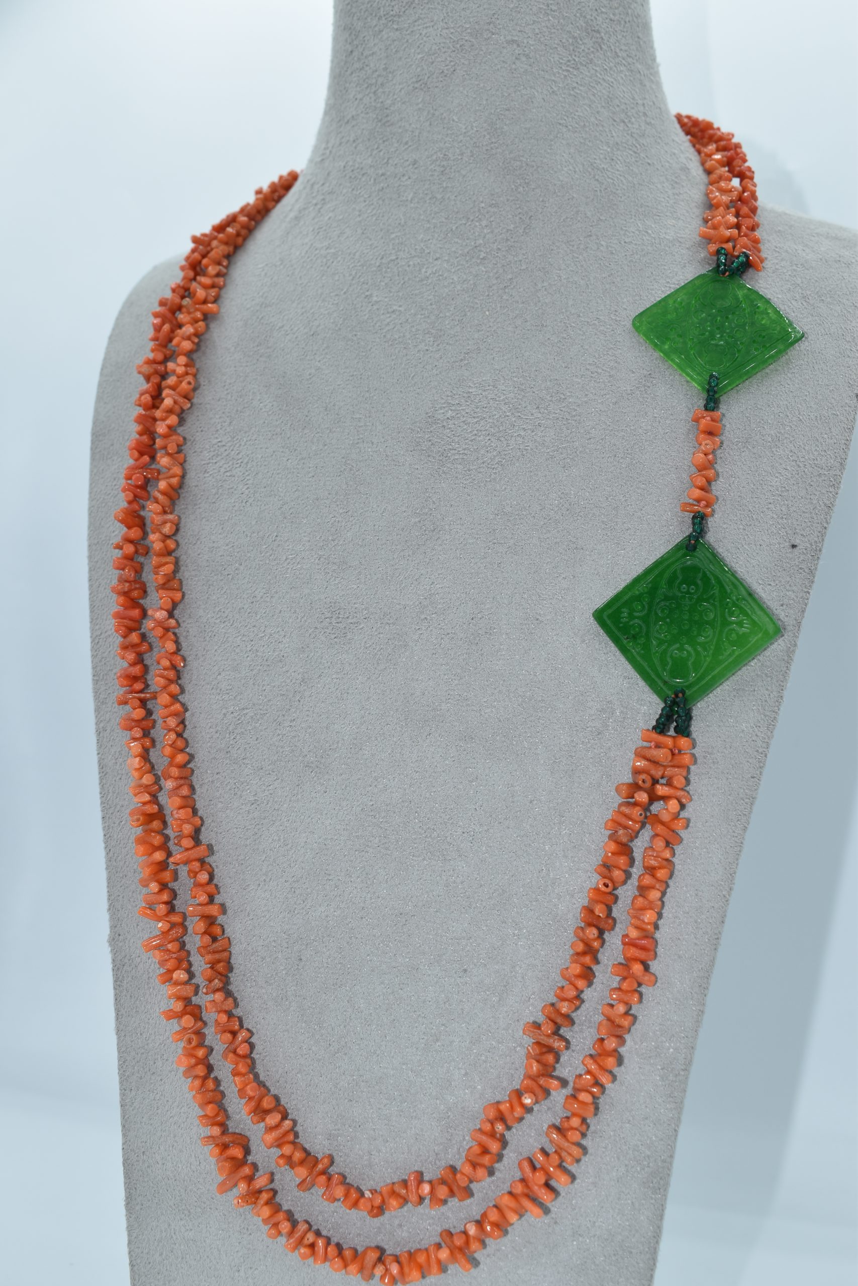 Splendida collana da donna con corallo e giada verde, gioielli made in italy di Patricia Oro Creations, un'idea regalo preziosa. (Vista 2)