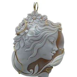 18kt Gold Ladies Cameo Pendant