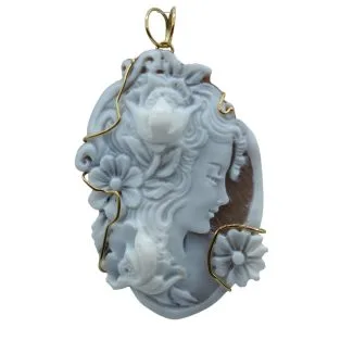 Oval Cameo Pendant in 18kt Gold with Female Profile Portrait