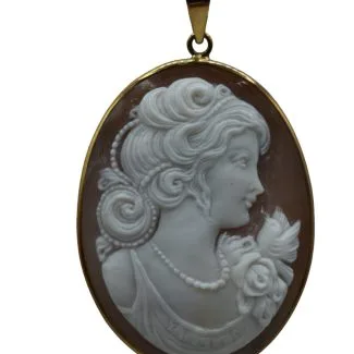Oval Cameo Pendant in 18kt Gold with Female Portrait