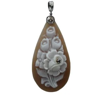 Oval Cameo Pendant on Shell in 18kt Gold