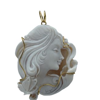 Oval Cameo Pendant in 18kt Gold with Female Profile
