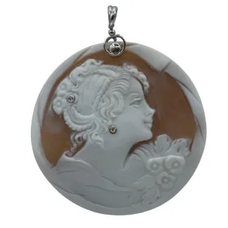 Oval Cameo Pendant with Female Profile in 18kt Gold