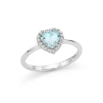 L'Anello Miluna Cuore Acquamarina è un gioiello di lusso che incarna l'eleganza e la raffinatezza, perfetto per un'idea regalo preziosa.