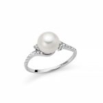 L'anello Miluna in oro bianco, perle e diamanti: un gioiello di lusso che incarna l'eleganza senza tempo. Perfetto per chi cerca un'idea regalo preziosa.