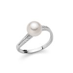 L'Anello Miluna Perla e Diamanti, un capolavoro di alta gioielleria, incarna l'eleganza in oro 18 carati, perfetto per chi cerca gioielli diamanti.