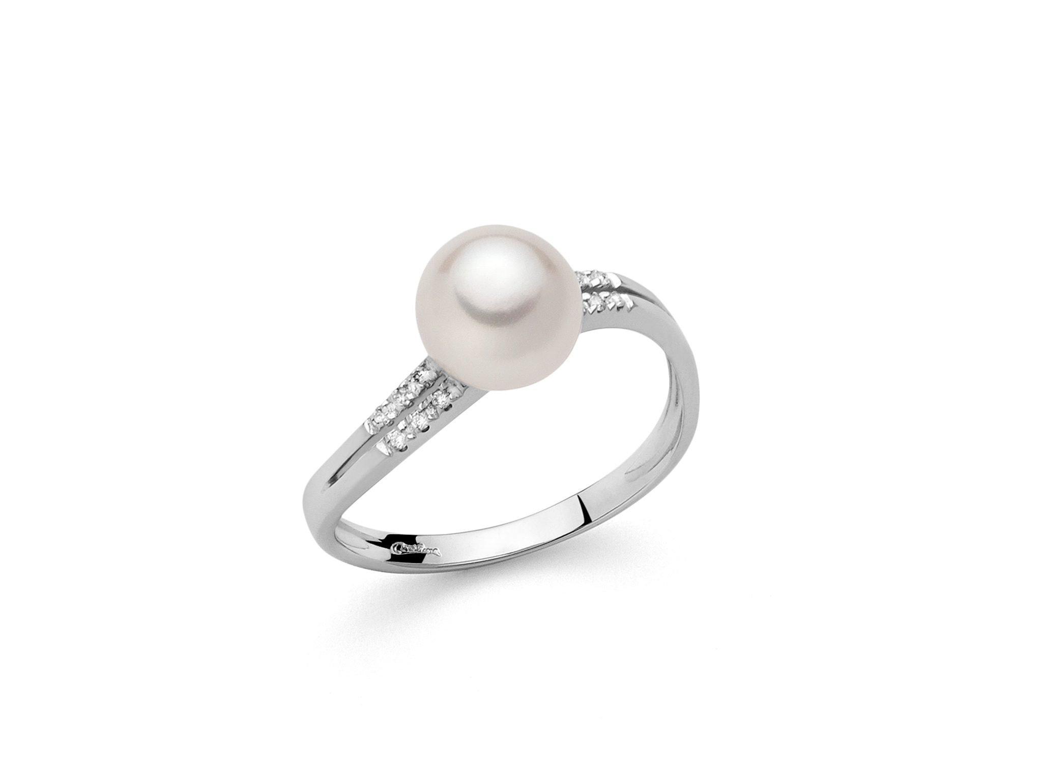 L'Anello Miluna Perla e Diamanti, un capolavoro di alta gioielleria, incarna l'eleganza in oro 18 carati, perfetto per chi cerca gioielli diamanti.