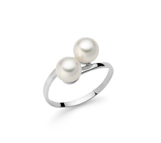 L'Anello Miluna con Perla è un gioiello di lusso che incarna l'eleganza raffinata, perfetto per chi cerca un'idea regalo preziosa.