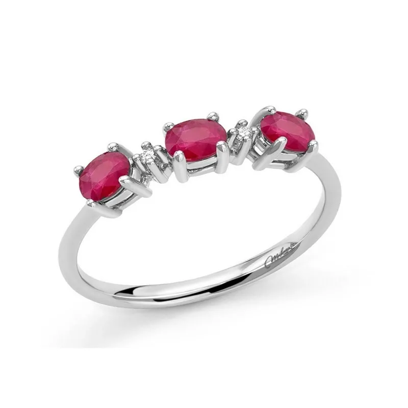 Anello Miluna Gemme Preziose con Rubino Ovale e Diamanti in Oro 9kt: un gioiello rubino di alta gioielleria.