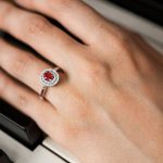 L'Anello Miluna Rubino e Diamanti in oro bianco: un capolavoro di alta gioielleria con diamanti preziosi, perfetto per un'idea regalo indimenticabile. (Vista 2)