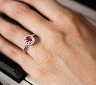 L'Anello Miluna Rubino e Diamanti in oro bianco: un capolavoro di alta gioielleria con diamanti preziosi, perfetto per un'idea regalo indimenticabile. (Vista 2)