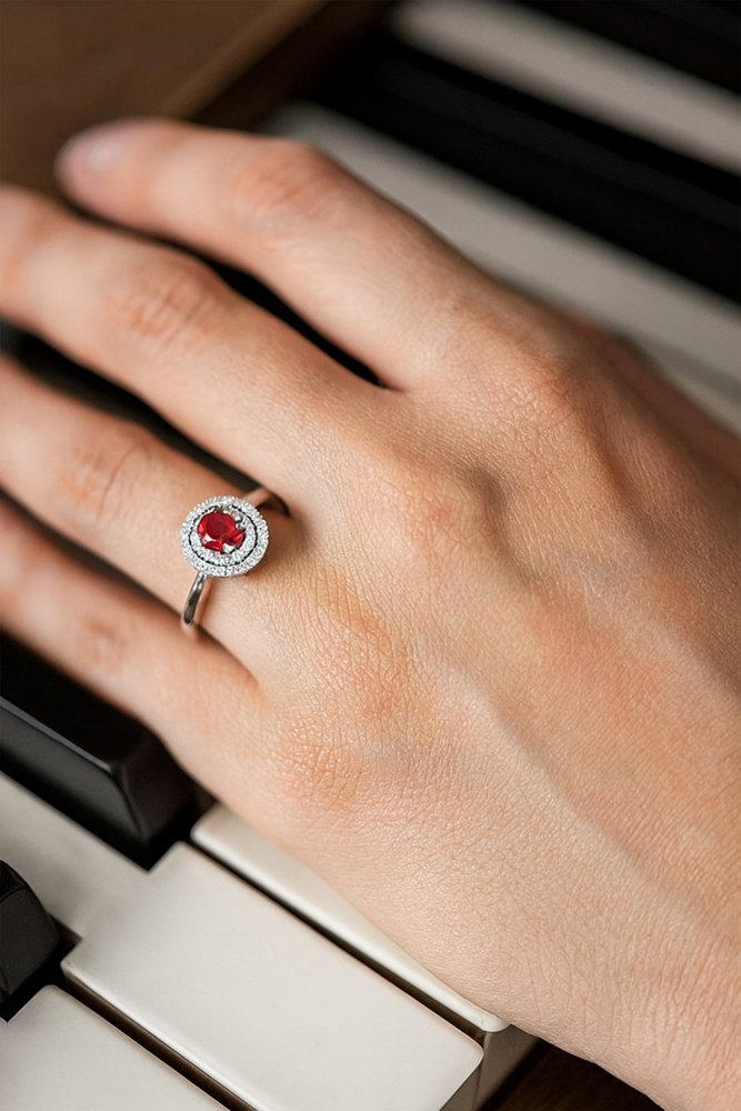 L'Anello Miluna Rubino e Diamanti in oro bianco: un capolavoro di alta gioielleria con diamanti preziosi, perfetto per un'idea regalo indimenticabile. (Vista 2)