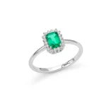 Anello Miluna con smeraldo e diamanti: un gioiello smeraldo di alta gioielleria per un'eleganza senza tempo.
