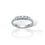 L'Anello Miluna Veretta Diamanti, un gioiello di lusso in oro 18 carati, è la perfetta espressione di eleganza. Scopri la bellezza dei gioielli diamanti.