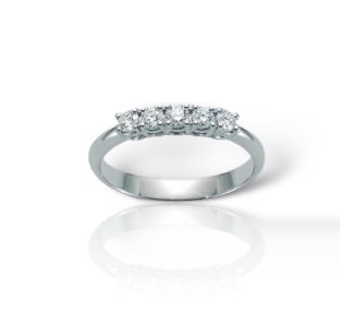 L'Anello Miluna Veretta Diamanti, un gioiello di lusso in oro 18 carati, è la perfetta espressione di eleganza. Scopri la bellezza dei gioielli diamanti.