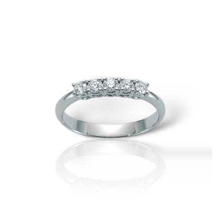 L'Anello Miluna Veretta Diamanti, un gioiello di lusso in oro 18 carati, è la perfetta espressione di eleganza. Scopri la bellezza dei gioielli diamanti.