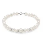 Bracciale Miluna di perle e diamanti, un gioiello di lusso che incarna eleganza e raffinatezza.
