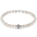 Bracciale Miluna di Perle Oriente e Oro 18kt: un gioiello di lusso che incarna l'eleganza autentica e la raffinatezza dell'alta gioielleria italiana.