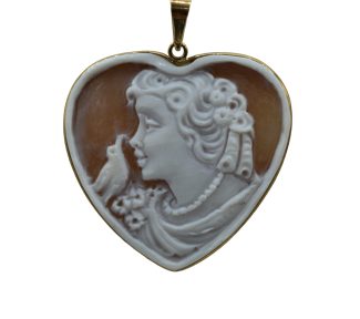 Splendido Ciondolo Cammeo Cuore con montatura in oro, un gioiello di lusso perfetto per un regalo prezioso.