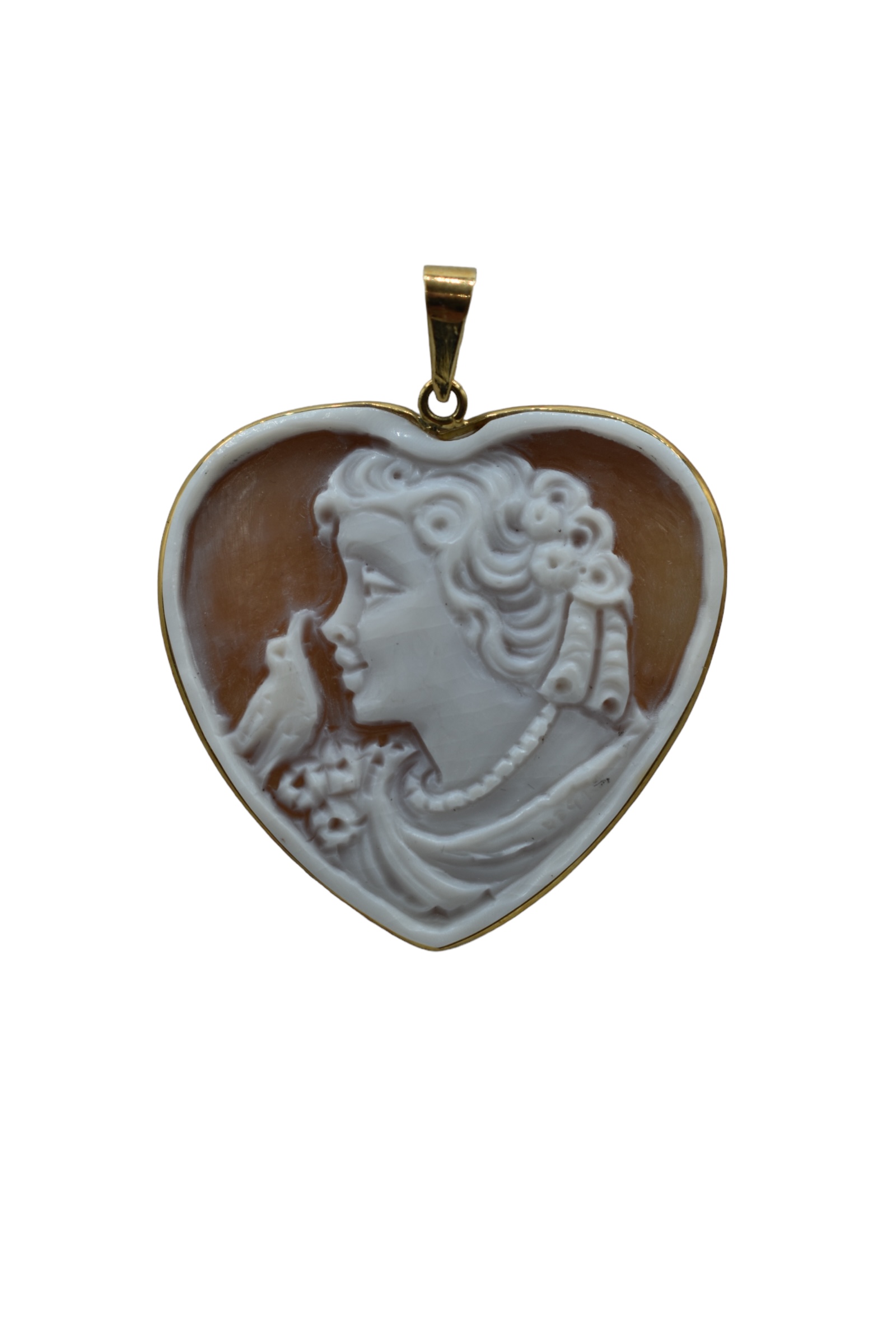 Splendido Ciondolo Cammeo Cuore con montatura in oro, un gioiello di lusso perfetto per un regalo prezioso.