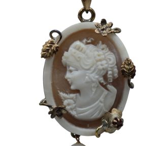 Splendido ciondolo cammeo da donna con montatura in argento, un gioiello made in italy di alta qualità e design raffinato.