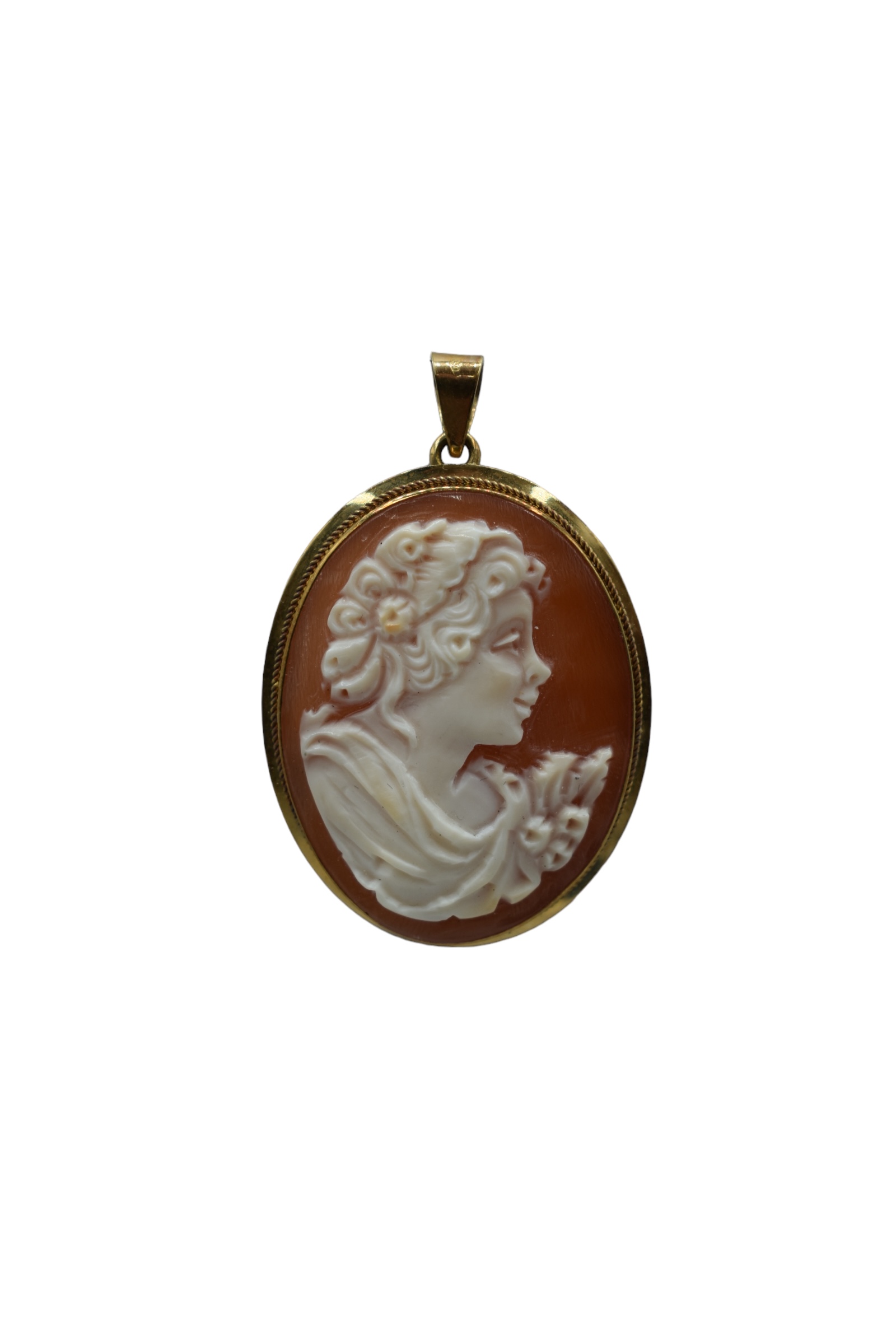 Splendido Ciondolo Cammeo da Donna con Montatura in Oro, un gioiello made in italy di alta artigianalità.