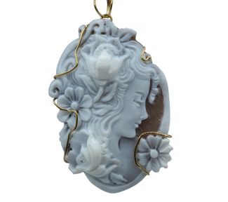 Splendido Ciondolo Cammeo da Donna con montatura in oro, un gioiello made in italy di alta gioielleria, perfetto per un regalo prezioso.