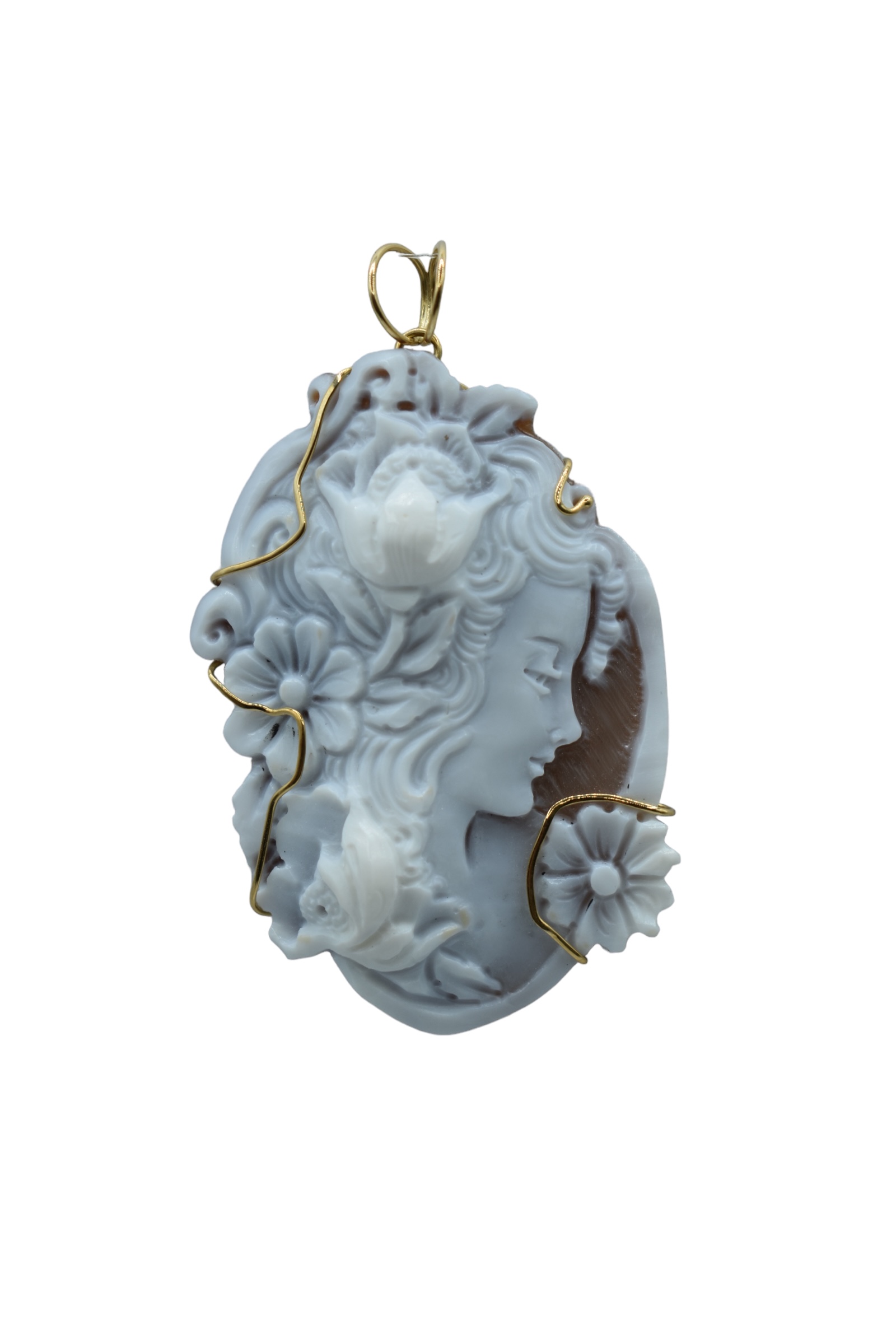 Splendido Ciondolo Cammeo da Donna con montatura in oro, un gioiello made in italy di alta gioielleria, perfetto per un regalo prezioso.