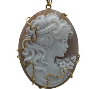 Splendido Ciondolo Cammeo da Donna con Montatura in Oro: un gioiello made in italy di alta gioielleria, perfetto per un regalo prezioso.