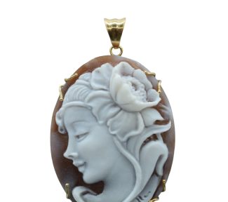 Splendido Ciondolo Cammeo da Donna con montatura in oro, un gioiello made in italy di alta gioielleria, perfetto per un regalo prezioso.
