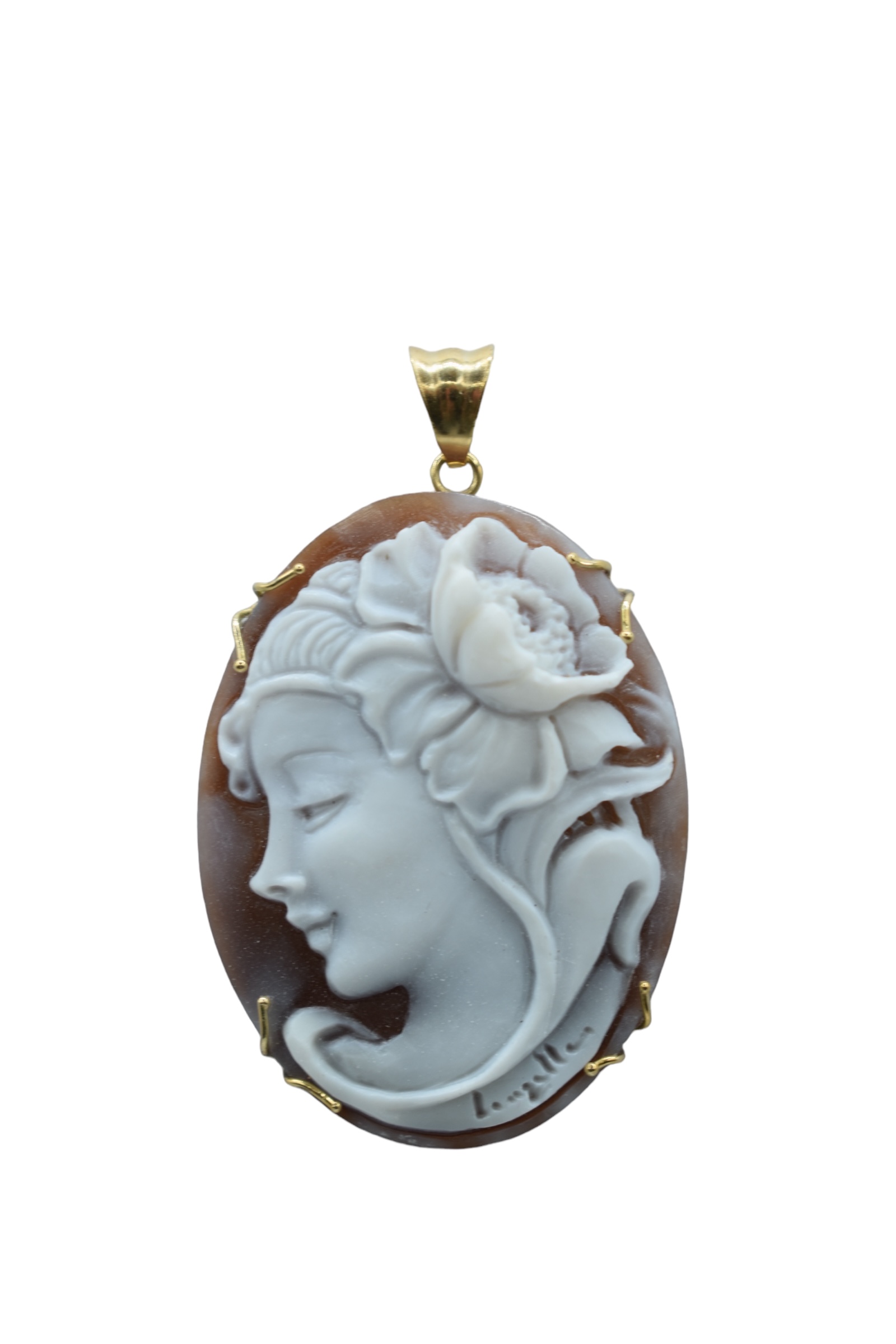 Splendido Ciondolo Cammeo da Donna con montatura in oro, un gioiello made in italy di alta gioielleria, perfetto per un regalo prezioso.