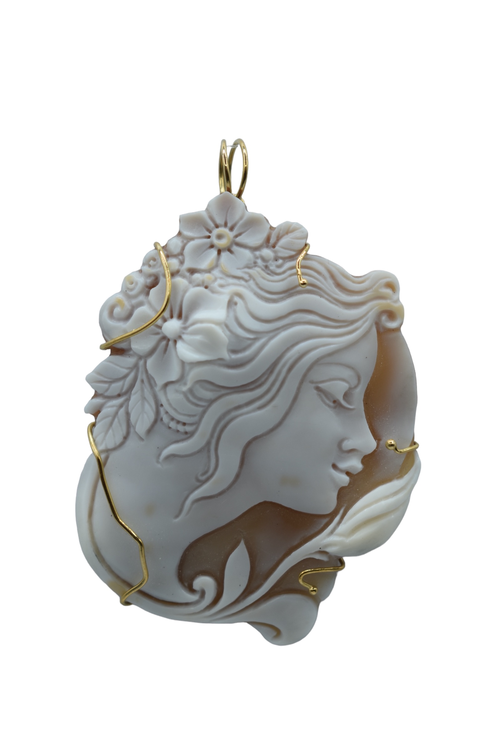 Ciondolo Cammeo Donna con montatura in oro, un gioiello di lusso perfetto per un regalo prezioso.