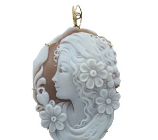 Ciondolo Cammeo Donna con montatura in oro, un gioiello di lusso perfetto per un'idea regalo preziosa.