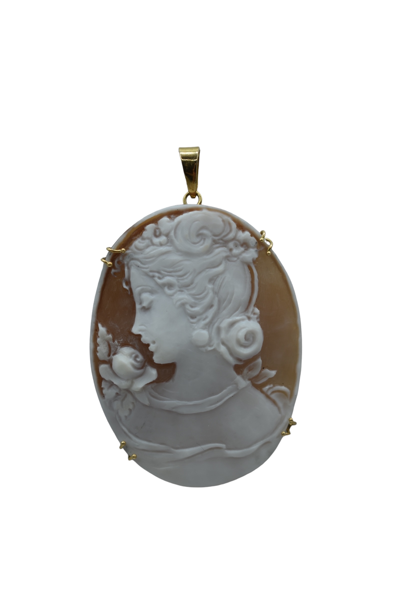 Splendido Ciondolo Cammeo da Donna con montatura in oro, un gioiello made in italy di alta gioielleria, perfetto come idea regalo preziosa.