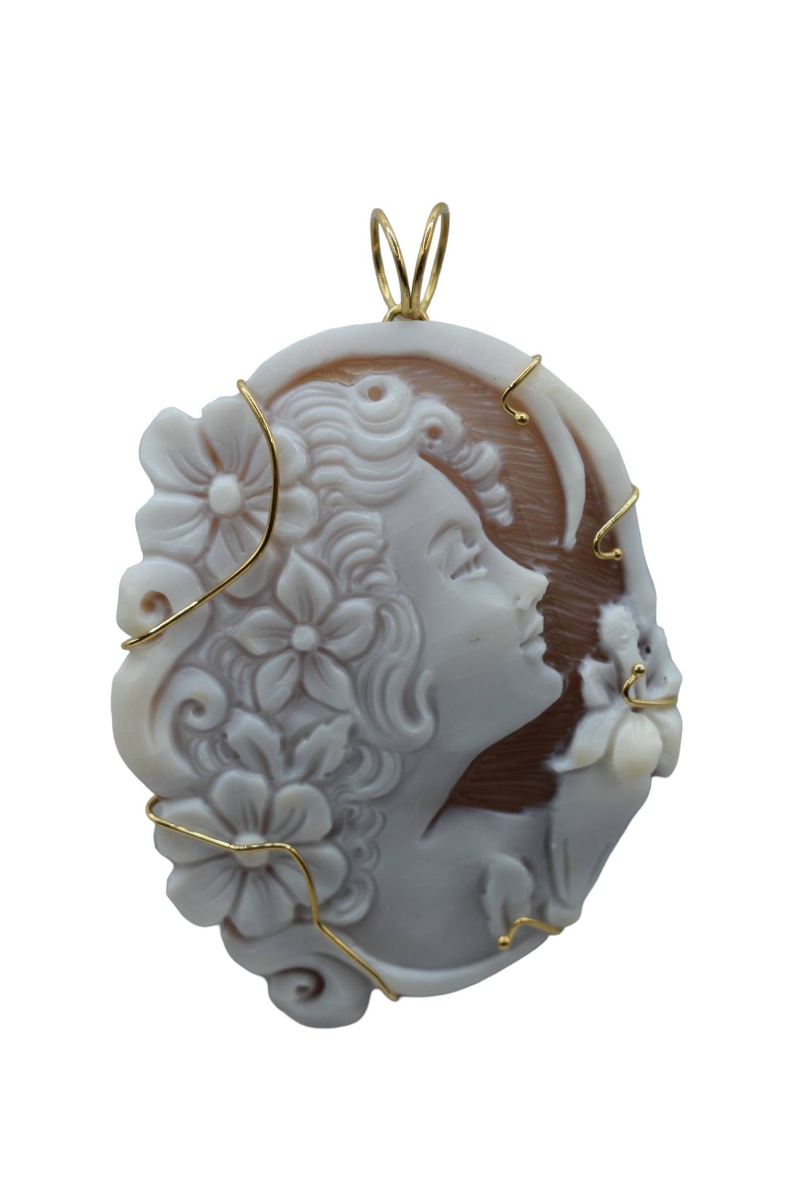 Splendido Ciondolo Cammeo da Donna con montatura in oro, un gioiello made in italy di alta gioielleria, perfetto come idea regalo preziosa.