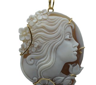 Splendido Ciondolo Cammeo da Donna con montatura in oro, un gioiello made in italy di alta gioielleria, perfetto come idea regalo preziosa.