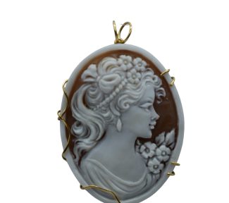 Splendido Ciondolo Cammeo Donna con montatura in oro, un gioiello made in italy di alta gioielleria, perfetto come idea regalo preziosa.