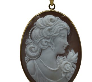 Splendido Ciondolo Cammeo Donna con montatura in oro, un gioiello made in italy di alta manifattura.