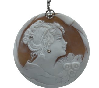 Splendido Ciondolo Cammeo da Donna con montatura in oro, un gioiello made in italy di alta gioielleria, perfetto come idea regalo preziosa.