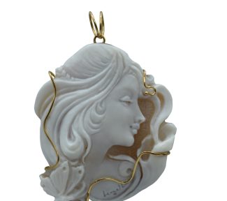 Splendido ciondolo cammeo da donna con montatura in oro, un gioiello made in Italy di alta manifattura.