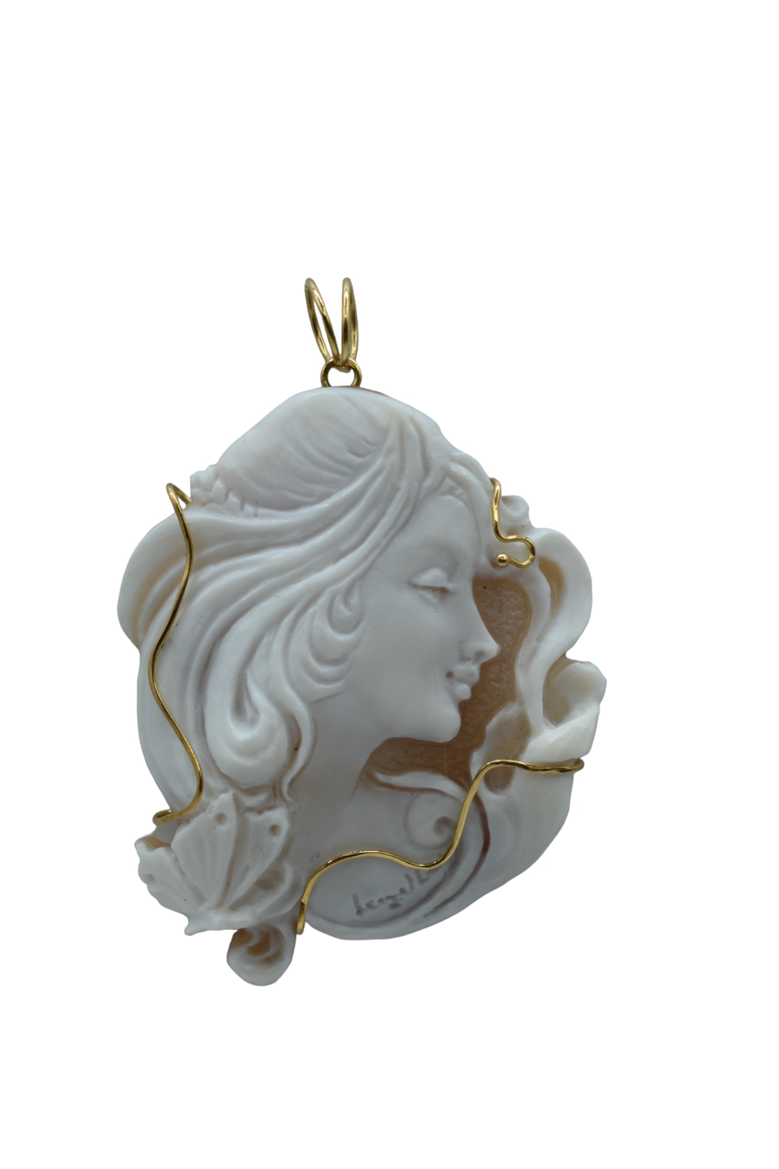 Splendido ciondolo cammeo da donna con montatura in oro, un gioiello made in Italy di alta manifattura.