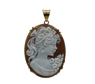 Splendido Ciondolo Cammeo da Donna con montatura in oro, un gioiello made in italy di alta gioielleria, perfetto come idea regalo preziosa.