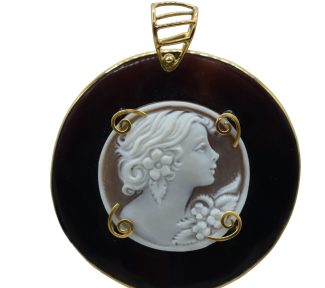 Splendido Ciondolo Cammeo da Donna con montatura in oro, un gioiello made in italy di alta gioielleria, perfetto come idea regalo preziosa.